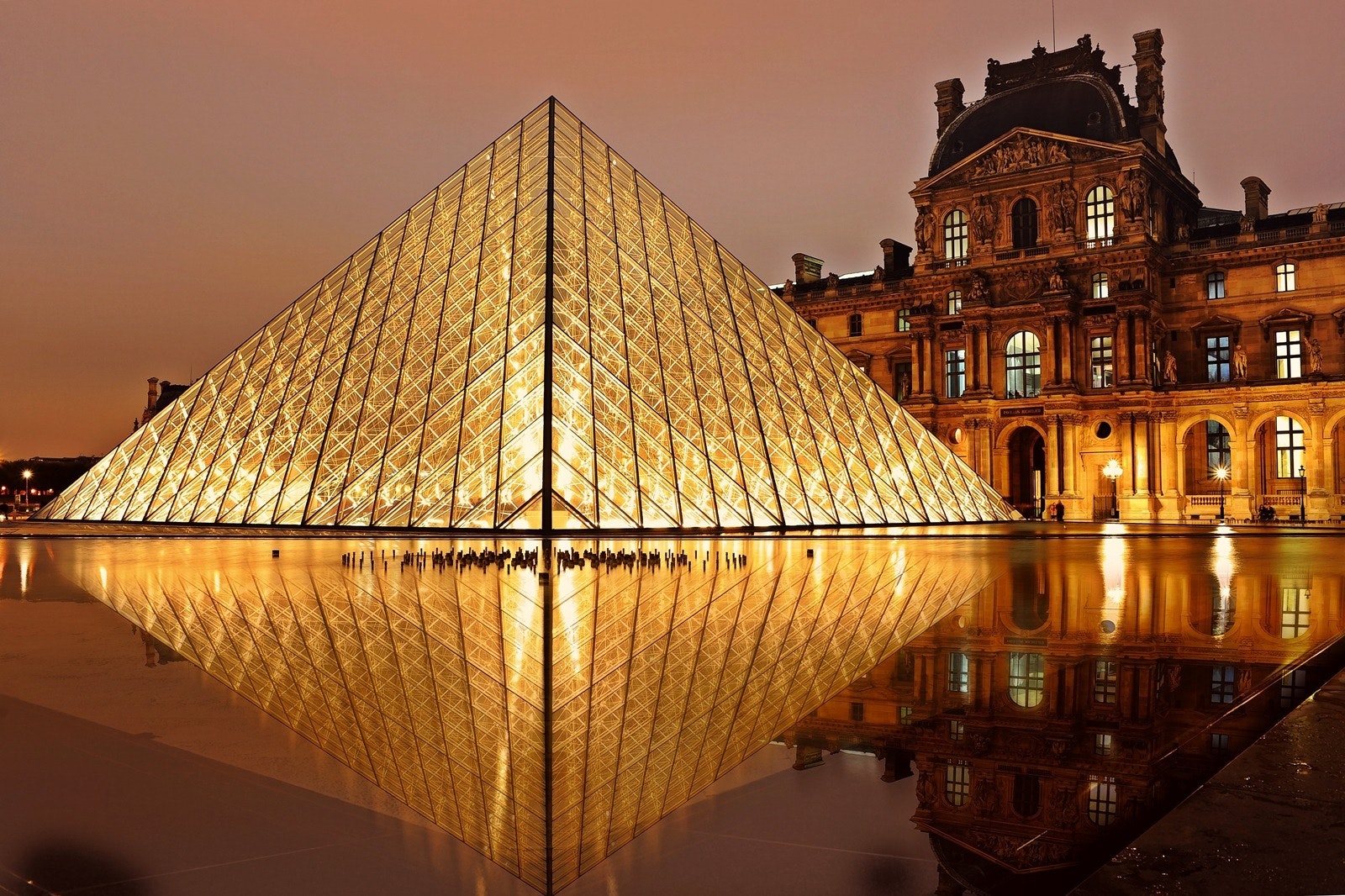 Photo illustrant la pyramide du Louvre.